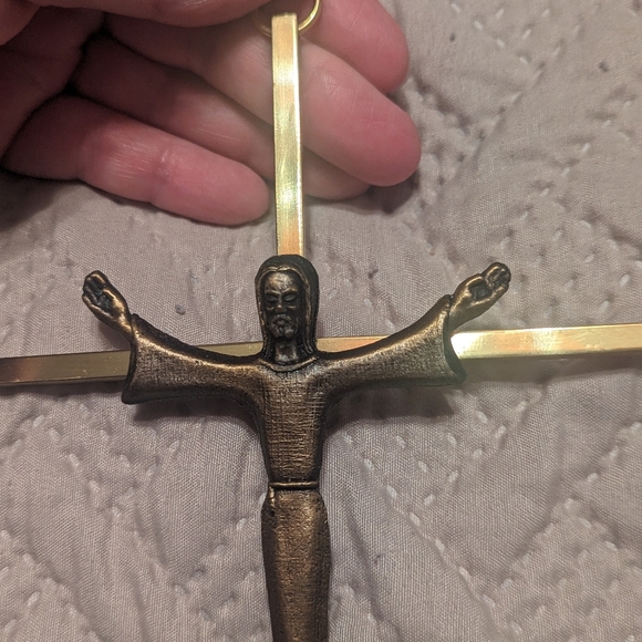 Vintage modern minimalist brass bronze crucifix - Picture 3 of 4